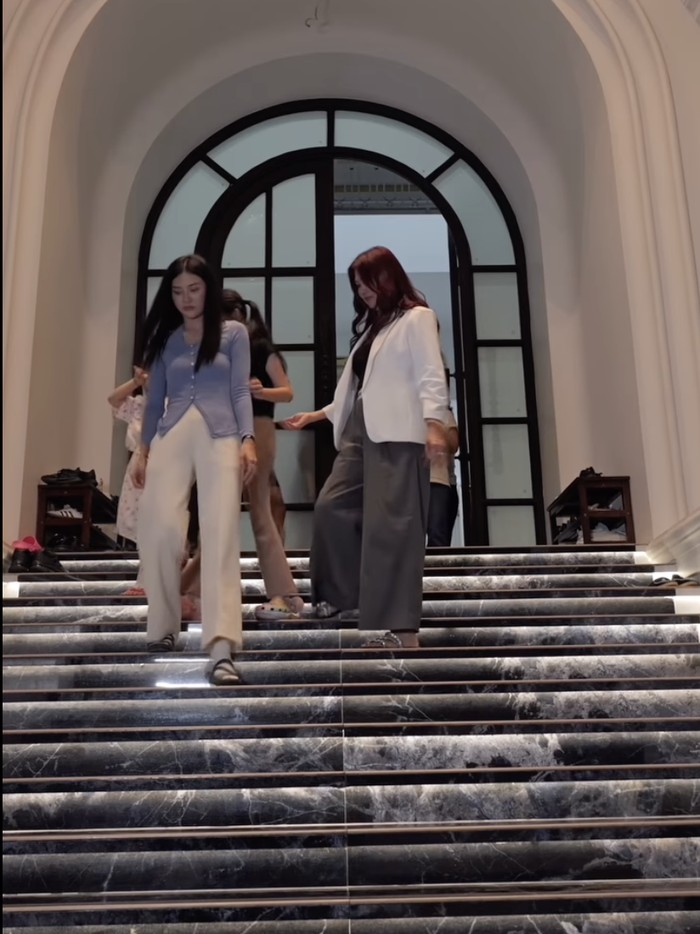 Sarwendah mendapat hadiah mobil dari mendiang ayah.