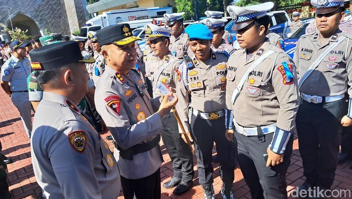 Sebanyak 1.200 personel Polda Banten dikerahkan dalam Operasi Zebra Maung 2025. Operasi ini menyasar beragam pelanggaran, termasuk pelanggaran truk. (Arief/detikcom).