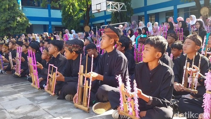 Sejumlah siswa SMPN 1 Majalengka sedang memainkan angklung.