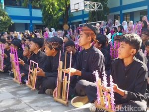 Melihat Kompaknya Siswa SMPN 1 Majalengka Rayakan Hari Angklung Sedunia