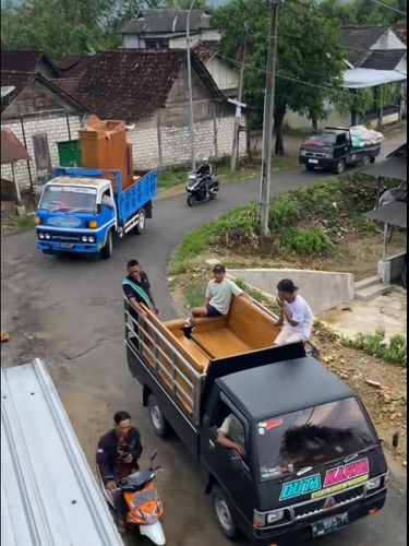 Seserahan Nikahan Viral Suasana iringan seserahan pernikahan menggunakan mobil pikap, mulai dari motor, perlengkapan rumah, hingga satu ekor sapi. Postingan seserahan pernikahan di Tuban, Jawa Timur itu langsung viral di media sosial.