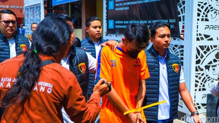 Sesi rilis pengungkapan pelaku pengeroyokan anak disabilitas di Mapolres Karawang