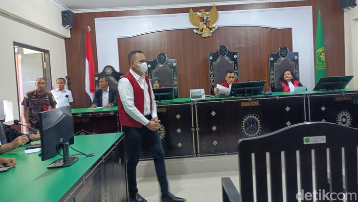 Terdakwa I Made Yogi Purusa Utama mengikuti sidang dengan agenda putusan sela di PN Mataram, Senin (17/11/2025).