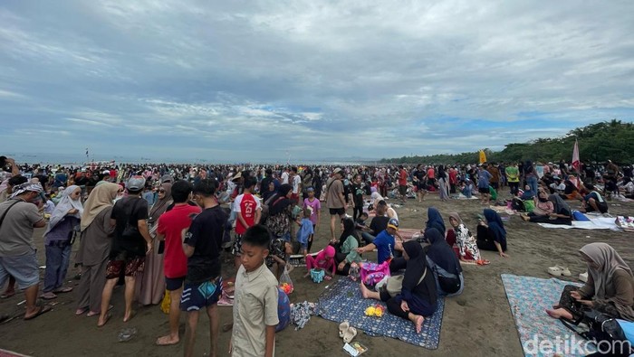 Situasi saat kunjungan wisatawan penuhi Pantai Pangandaran