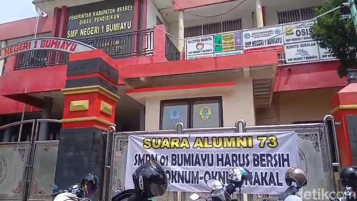 Spanduk berisi tuntutan dari para alumni terpasang di SMPN 1 Bumiayu.