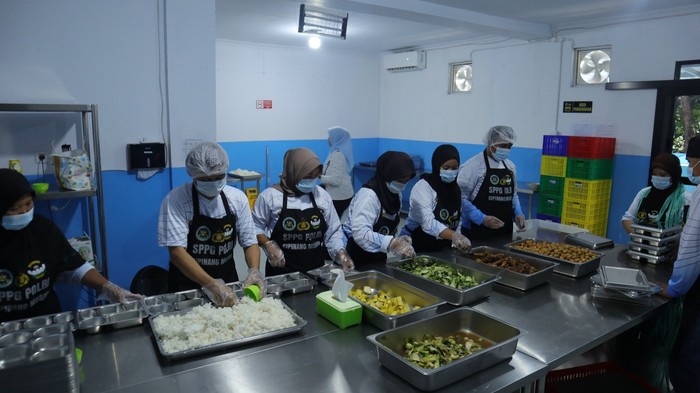 SPPG Polres Kepulauan Seribu resmi operasi dan salurkan MBG ke SLB Negeri 7 Jakarta, Senin (17/11/2025).