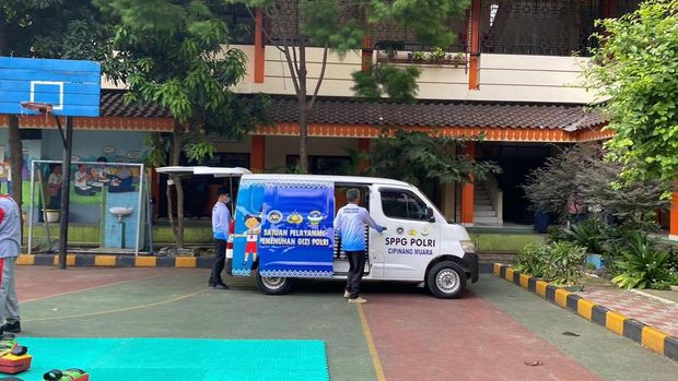 SPPG Polres Kepulauan Seribu resmi operasi dan salurkan MBG ke SLB Negeri 7 Jakarta. SPPG Polres Kepulauan Seribu resmi operasi dan salurkan MBG ke SLB Negeri 7 Jakarta, Senin (17/11/2025).