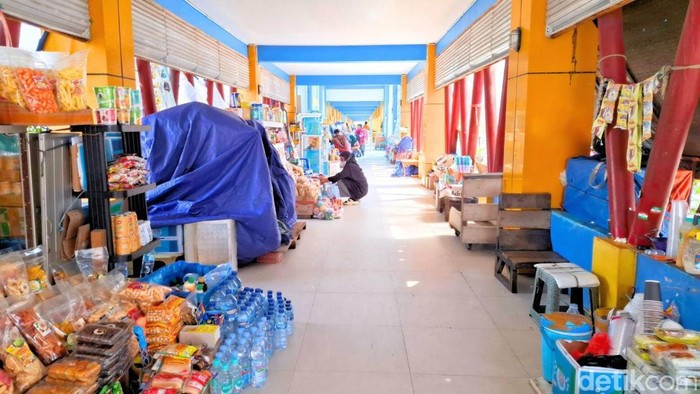 Pedagang Kaki Lima (PKL) kembali memenuhi kawasan dermaga Pelabuhan Tengkayu 1 (SDF), Tarakan. Padahal pemerintah telah menyediakan koridor khusus untuk berjualan.