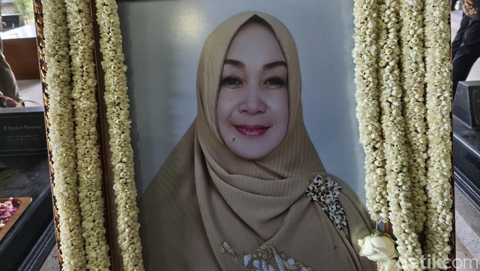 Suasana pemakaman Rugaiya Usman, istri Jenderal (Purn( Wiranto di Astono Ukir Rogo Seno, Delingan, Karanganyar, Senin (17/11/2025).