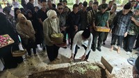 Jenderal (Purn) Wiranto menaburkan bunga di atas pusara istrinya, Rugaiya Usman usai pemakaman, Senin (17/11/2025). Rugaiya wafat di Bandung pada Minggu (16/11) sore.