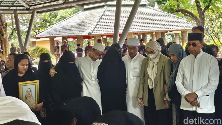 Potret Duka Keluarga Lepas Kepergian Uga Wiranto ke Peristirahatan Terakhir