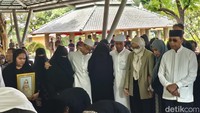 Jenderal (Purn) Wiranto bersama keluarganya menghadiri pemakaman Rugaiya Usman di Astono Ukir Rogo Seno, Delingan, Karanganyar, Senin (17/11/2025).