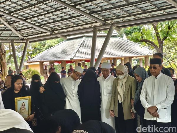 Potret Duka Keluarga Lepas Kepergian Uga Wiranto ke Peristirahatan Terakhir