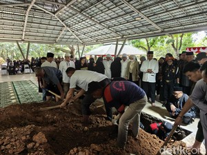 Momen Wiranto Antar Istri ke Peristirahatan Terakhir