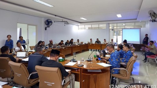 Suasana Rapat Banggar DPRD Manggarai Barat membahas revisi KUA PPAS di gedung DPRD Manggarai Barat, Senin (17/11/2025). (Ambrosius Ardin/detikBali)