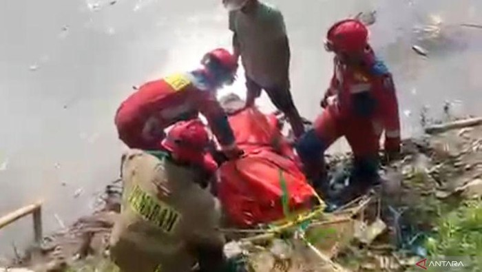 Suku Dinas Penanggulangan Kebakaran dan Penyelamatan (Sudin Gulkarmat) Jakarta Timur mengevakuasi jenazah laki-laki yang tersangkut di tepi aliran Sungai Ciliwung, di kawasan Jalan Ciliwung I, Kelurahan Cililitan, Kecamatan Kramat Jati, Jakarta Timur, Senin (17/11/2025). (ANTARA/HO-Sudin Gulkarmat Jakarta Timur.)