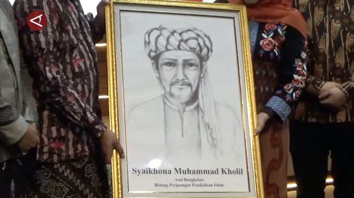 Pemprov Jatim merilis sketsa hitam putih Pahlawan Nasional Syaikhona Muhammad Kholil, menyusul banyaknya kontroversi foto yang beredar, di Gedung Negara Grahadi, Surabaya, Jawa Timur, Sabtu (15/11/2025). ANTARA FOTO/Hanif Nasrullah