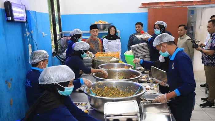 Tamsil Linrung meninjau implementasi Program Makan Bergizi Gratis (MBG) di dapur SPPG Yayasan Walisongo.