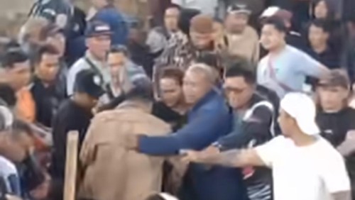 Tangkapan layar video kerusuhan di arena judi tajen di Desa Batukaang, Kecamatan Kintamani, Bangli. (Istimewa)