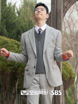 Potret Gemes Lee Je Hoon Jadi Pak Guru di Taxi Driver 3