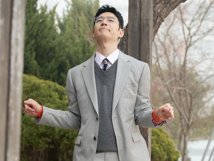 Potret Gemes Lee Je Hoon Jadi Pak Guru di Taxi Driver 3