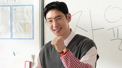 Potret Gemes Lee Je Hoon Jadi Pak Guru di Taxi Driver 3