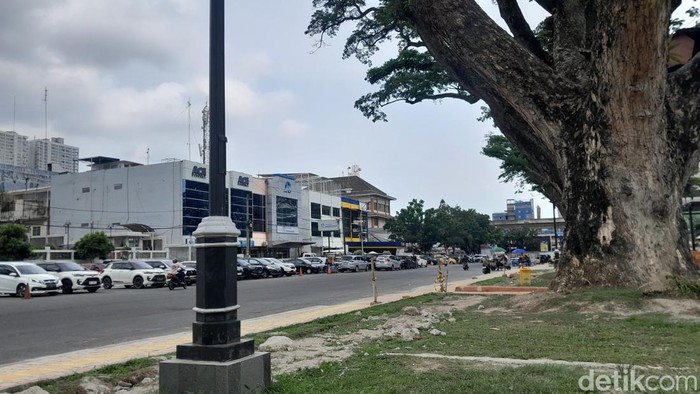 Tepi Jalan Balai Kota dan Bukit Barisan yang menjadi lokasi parkir pengunjung Lapangan Merdeka Medan. (Rechtin Hani Ritonga/detikcom)