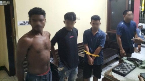 Tiga mahasiswa asal Sumba saat diamankan polisi setelah nyaris membacok tukang ojek di Jalan Herman Johannes, Kota Kupang, NTT, Minggu (16/11/2025). (Dok. Polsek Kota Lama).