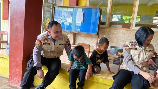 Tim psikolog Biro SDM Polda Jateng saat memberikan trauma healing kepada warga terdampak bencana, Senin (17/11/2025). Tim psikolog Biro SDM Polda Jateng saat memberikan trauma healing kepada warga terdampak bencana, Senin (17/11/2025).