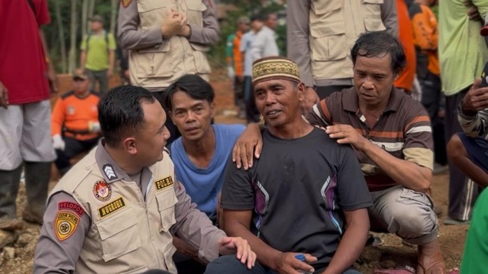 Tim psikolog Biro SDM Polda Jateng saat memberikan trauma healing kepada warga terdampak bencana, Senin (17/11/2025).