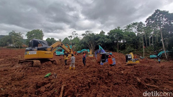 Tim SAR gabungan melakukan operasi pencarian korban longsor di Desa Cibeunying, Kecamatan Majenang, Kabupaten Cilacap, Senin (17/11/2025).
