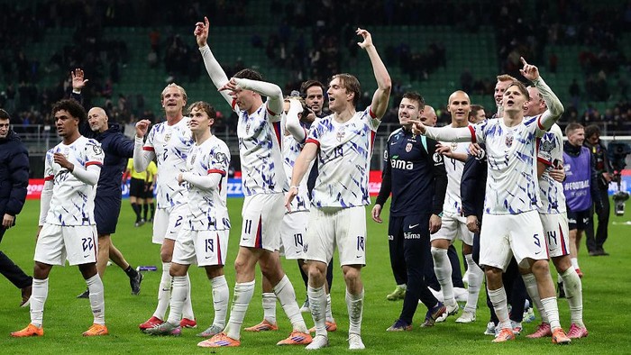 MILAN, ITALY - NOVEMBER 16: Players of Norway celebrate victory following the FIFA World Cup 2026 qualifier match between Italy and Norway at San Siro Stadium on November 16, 2025 in Milan, Italy. (Photo by Marco Luzzani/Getty Images)