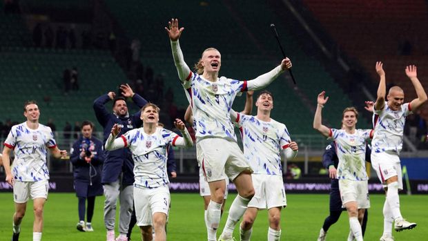 Timnas Norwegia Soccer Football - World Cup - UEFA Qualifiers - Group I - Italy v Norway - San Siro, Milan, Italy - November 16, 2025 Norway's Erling Haaland and teammates celebrate after the match REUTERS/Claudia Greco TPX IMAGES OF THE DAY