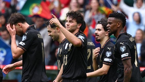 Soccer Football - World Cup - UEFA Qualifiers - Group F - Portugal v Armenia - Estadio do Dragao, Porto, Portugal - November 16, 2025 Portugals Joao Neves celebrates scoring their fourth goal with teammates REUTERS/Pedro Nunes