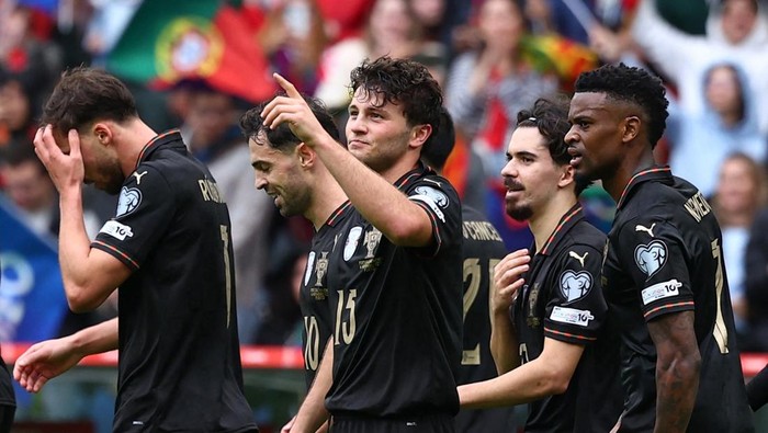 Soccer Football - World Cup - UEFA Qualifiers - Group F - Portugal v Armenia - Estadio do Dragao, Porto, Portugal - November 16, 2025 Portugals Joao Neves celebrates scoring their fourth goal with teammates REUTERS/Pedro Nunes