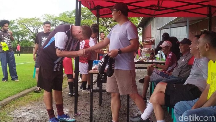 Tomas Trucha saat bertemu dengan Direktur Utama PSM Makassar Sadikin Aksa di Stadion Bosowa Sport Center.