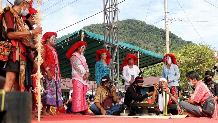 Tradisi ngabayotn suku Dayak Salako.