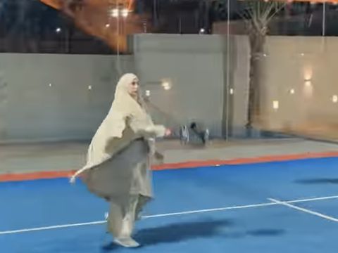 Tyas Mirasih Tyas Mirasih dan Tengku Tezi main padel di Madinah dengan pemandangan Gunung Hud.