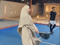 Tyas Mirasih Jawab Netizen Julid soal Main Padel Saat Perjalanan Umrah