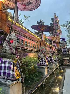 Disambut Percikan Air Suci Saat Liburan di Bali