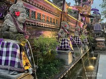 Disambut Percikan Air Suci Saat Liburan di Bali