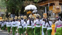 Wanita Bali pergi upacara