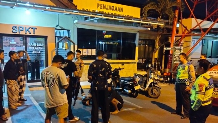 Tiga remaja diduga pelaku klitih di kawasan Kraton saat diamankan di Polresta Jogja, Minggu (16/11/2025) malam.