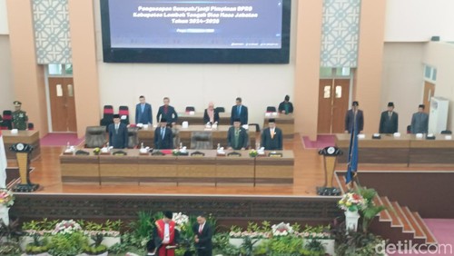 Pengambilan sumpah jabatan Wakil Ketua DPRD Lombok Tengah, Lalu Muhammad Akhyar dipandu oleh Ketua Pengadilan Negeri (PN) Praya, Arief Karyadi di ruang rapat paripurna DPRD Lombok Tengah, Senin (17/11/2025).