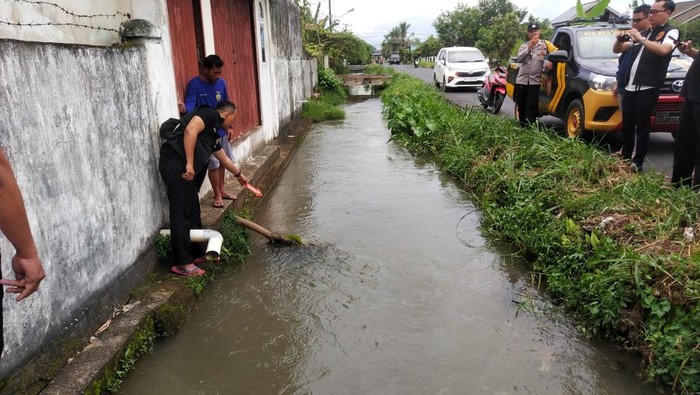 Polisi saat melakukan olah TKP wanita lansia tewas di irigasi
