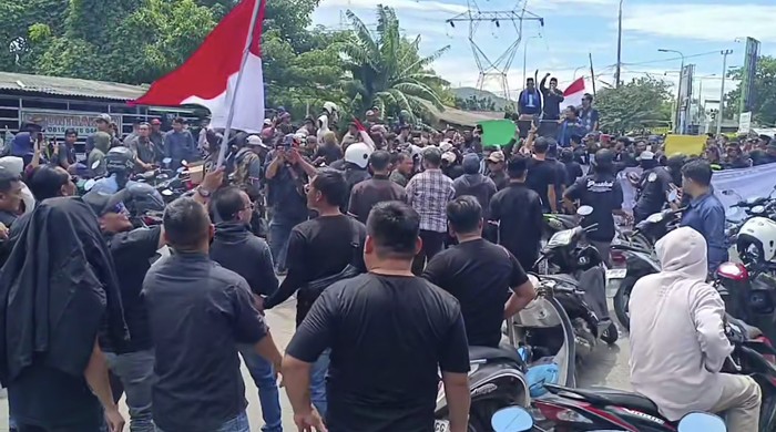 Warga blokir jalan protes truk tambang di Serang (Iqbal/detikcom)