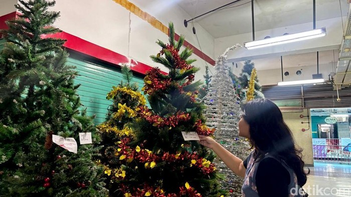 Warga Surabaya Mulai Berburu Pernak-Pernik Natal 2025