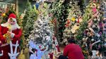 Dekorasi Natal Mulai Diburu Warga Surabaya