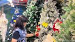 Dekorasi Natal Mulai Diburu Warga Surabaya