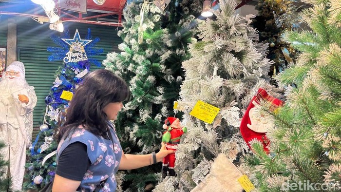 Warga Surabaya Mulai Berburu Pernak-Pernik Natal 2025